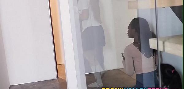 Ebony slut gets jizzed after riding